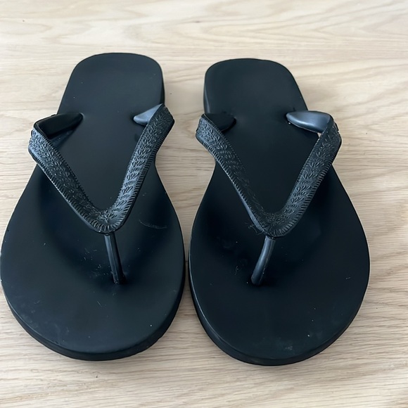 J. Crew Women’s Black Rubber Flip Flops Size 8 - Picture 4 of 7
